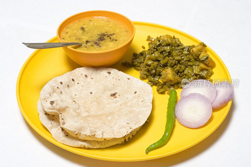 Daal chapatti家庭制作的普通印度餐食物塔利沙拉